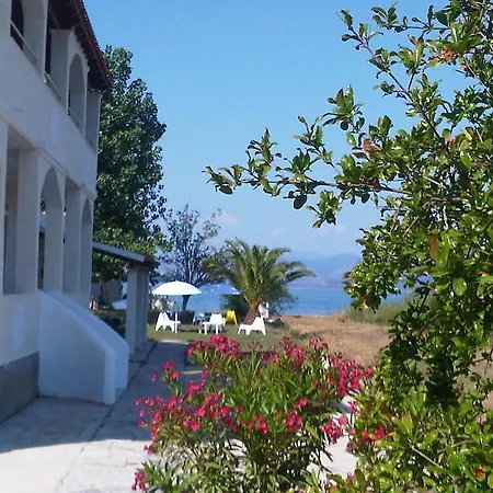 Virginia's Beachfront Apartamento Kávos